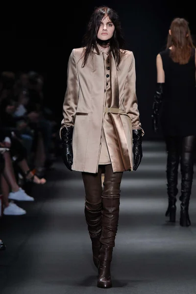 Look 15
